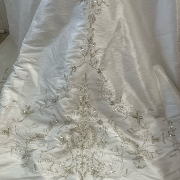Wedding dress used with extra material, beading and detachable straps - Picture 8 of 12